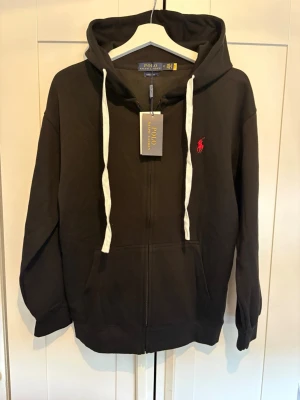 Polo Ralph lauren    - Säljer denna aldrig använda polo Ralph lauren koftan. Storlek M. Riktigt skön och stilig kofta. 