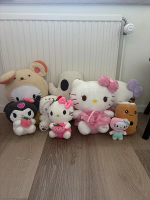 Samling av söta gosedjur 9st - 9st sanrio blandade gosedjur. (Och vanliga) hello kitty osv, köpta för 1500+, pris kan diskuteras, dem kan även säljas separat I dm, knappt täcken på användning, bara på ca 2st, smått. Kan skicka bilder ifall det behövs. 💗