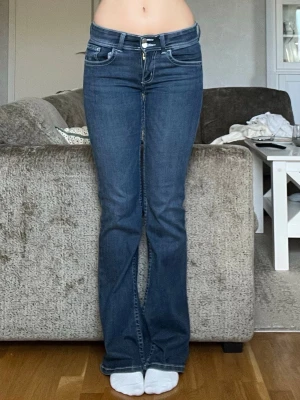 Blå bootcut jeans - Säljer ett par mörkblå bootcut jeans med medelhög midja i storlek s och längd 34 från Bik Bok🤍 Stretchiga och sköna att ha på sig!