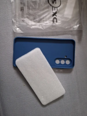 Blått mobilskal i silikon - Snyggt blått mobilskal med slät yta och tre kamerahål. Tillverkat i mjukt silikonmaterial som ger bra grepp och skydd. Samsung A56 5G. Enkel och stilren design.