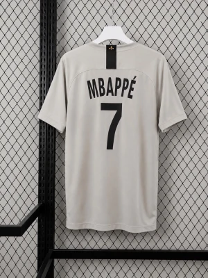 PSG fotbollströja i ljusgrått MBAPPÉ #7 - Snygg ljusgrå PSG fotbollströja från Nike med svart Fly Emirates-tryck på bröstet och guldfärgad Nike-logga. Tröjan har Paris Saint-Germain klubbmärke på vänster bröst och är tillverkad i ett lätt, ventilerande material. Perfekt för träning eller match.