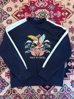 Polo Ralph Lauren Embroidered Eagle Crowneck ( rare vintage ) - Säljer en riktigt fet och unik Ralph Lauren sweatshirt i storlek M. Säljer den eftersom den är lite för stor! Köptes för 2 300kr!  mycket gott skick utan fläckar eller defekter. använt 1 gång och var i bra händer.  Pris går att diskuteras, kan inte frakta, tar bara kontanter och möts i södra Stockholm!