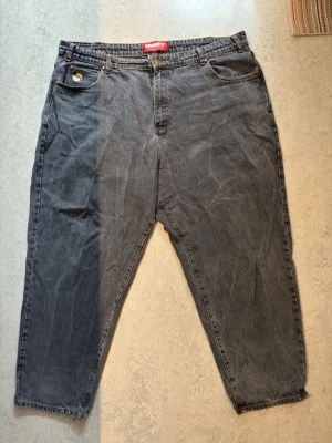 Butter Goods Jeans ”BAGGIEST” - ULTRA BAGGY FIT – GRADUAL TAPER Storlek: 40 Färg: Svart Fit: Philly Santosuosso Signature Fit  Använda men fortfarande i bra skick, 7/10. Riktigt hög kvalitet och en grym, oversized passform. Har legat i garderoben i ca 2 år och tvättas självklart innan de skickas.  Skick: Lite färgsläpp, blekt tvättlapp och en reva längst ner på byxbenet. Inga större skador. Tvättas som vanliga jeans.  Säljes då de bara ligger.
