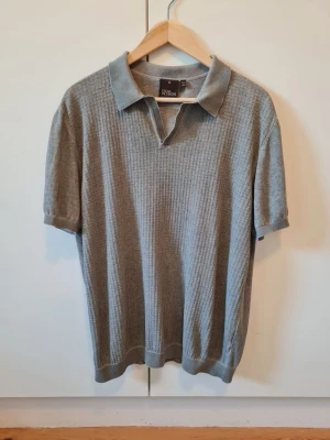 Oscar Jacobson Ferral pikétröja strl XL - Högkvalitativt pikétröja från Oscar Jacobson. Material 100% bomull. Storlek XL. Tillverkad i Italien.
