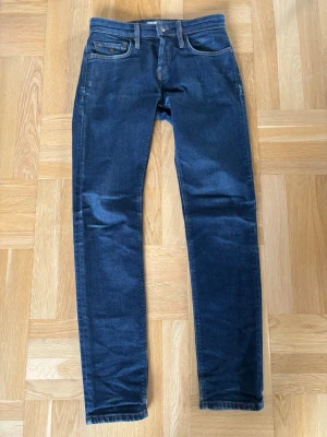 Mörkblå jeans från Staff - Snygga mörkblå jeans från Staff med klassisk femficksmodell och knappgylf. Jeansen har en smal passform och är tillverkade i ett hårt denimtyg som sitter hyfsat tajt och bekvämt. 