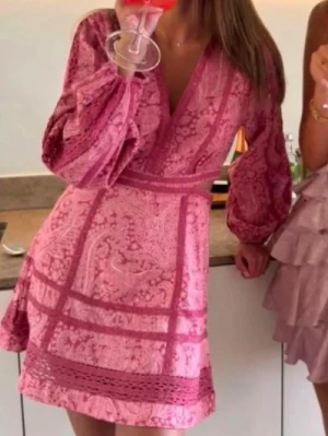 Rosa klänning mango - Rosa v ringad klänning från mango! Slutsåld🩷