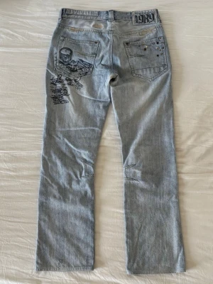 Vintage low waist jeans  - Supersnygga jeans med broderade detaljer 
