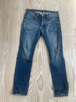 Neuw Jeans - Säljer mina New Jeans i strlk 34/34 som har lite slitningar vid fickor och längst ned på byxan. Det är en snygg mörkblå urtvättad fade och går att passa med allt från vardag till uppklätt. Nypris omkring 1300kr