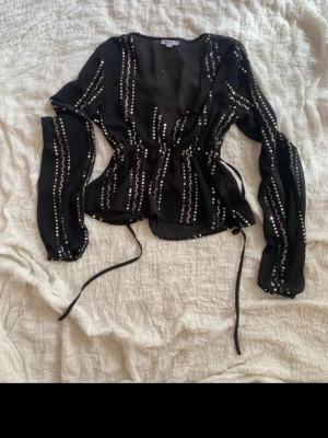 Svart blus med paljetter Subdued - Snygg svart blus från Subdued, endast använd 1 gång! 