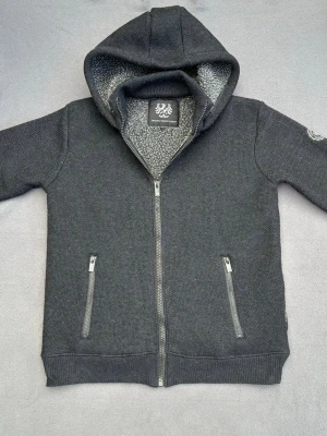 Stickad fodrad cardigan / hoodie - Riktigt snygg stickad cardigan med luva. Fodrad, perfekt nu mot hösten. Storlek 48, motsvarar ca S. Fint skick, lite nopprig men det kan lösas.
