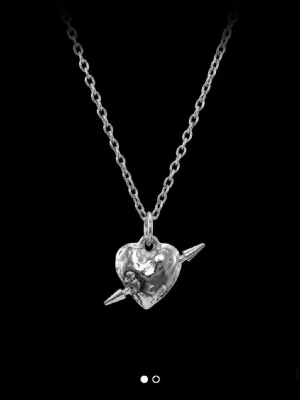 Maria Nilsdotter Tuvstarr Halsband - Jättesnyggt halsband från Maria Nilsdotter i äkta silver. Modellen heter Tuvstarr Heart Necklace. Nypris 2895kr. Väldigt eftertraktat och slutsålt. Halsbandet är i väldigt fint skick och kommer med original ask och påse. Hör gärna av er vid frågor!💗