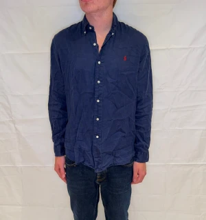 Polo Ralph Lauren Slim Fit Linen Shirt Blue Men's - Slim fit skjorta i marinblått, pre-owned i mycket gott skick.