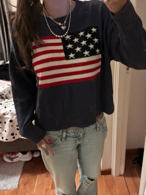 USA flagg  tröja  - Dkit snygg stickad tröja från old navy, köpt i usa. Aldrig använd 