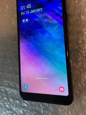 Samsung Galaxy A8 (2018) - Snygg svart Samsung Galaxy med stor skärm och tunna kanter. Telefonen har en modern design med rundade hörn och glasfront. Android-systemet ger tillgång till appar som Play Store, Gallery och Microsoft Apps. Perfekt för dig som vill ha en stilren och pålitlig smartphone.  Samsung Galaxy A8 (2018)