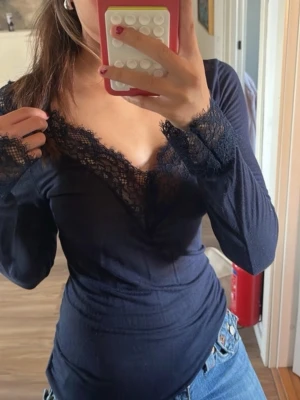 Mörkblå långärmad intimissimi topp med spets - Snygg mörkblå långärmad topp med v-ringning och spetsdetaljer vid halsringning och ärmslut | Storlek S | köpte från en annan person så endast provad en gång!! 💕SKRIV GÄRNA IFALL DU HAR VINTED!!