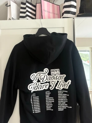 Svart Hov1 hoodie med turnétryck - Storlek xs men skulle säga att den är stor i storlek.  Aldrig använd! Materialet är mjukt och bekvämt! 