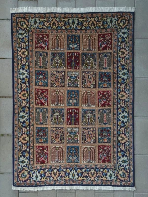 Handknuten Persisk Matta (Shahreza) 110x156 cm - En fantastisk Persisk matta i världsklass. Måtten är 110x155 cm och mattan är i mycket gott skick för sin ålder. Det traditionella trädgårdsmotivet är världskänd inom Persisk matt historia. Denna är unik i sin mörkare stil och vackra färger. Endast naturligt åldersrelaterat slitage, inga skador eller fläckar. Täta och små knutar. Riktig kvalitétsmatta! Säljs till ett förmånligt pris, mattans värde är högre än priset och en äkta matta som denna håller i flera generationer. Otroligt bra skick!