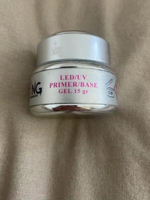 Nagelprimer och Nail Prep från NG - Säljer ett kit med LED/UV Primer/Base Gel 15 gr i silverfärgad burk och Nail Prep 15 ml i genomskinlig flaska med rosa lock från Nagelgiganten. Perfekt för att förbereda naglarna inför gelé. Båda produkterna är klara och används som bas. Notera att typ bara halva burken av base gel är kvar då en liten del har stelnat (visas på bilden). Bara lite av flaskan har använts.