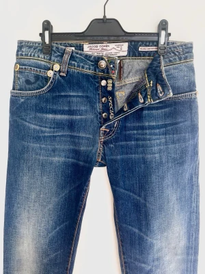 Jacob Cohën Jeans - Jacob Cohen Jeans i en sjukt fet och unik model! Skick efter bilder men väldigt fint skick i helhet. Längd=105, Bredd=41. Modellen är 688 och sitter slim/regular. Kontakta mig för fler frågor och funderingar!