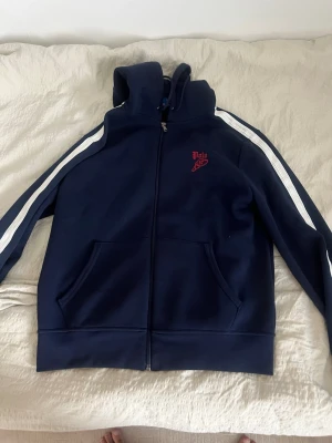 Ralph Lauren tröja - Ralph lauren tröja använd 2-3 ggr i nyskick. Kan skicka fler bilder på begäran