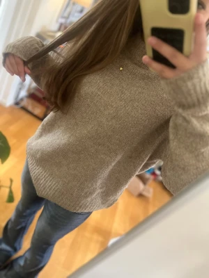 Beige stickad tröja - Enkel beige stickad från lager 157 som knappast är använd, pris går att diskutera 