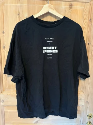 Svart Desert Springs T-shirt - Oversized passform