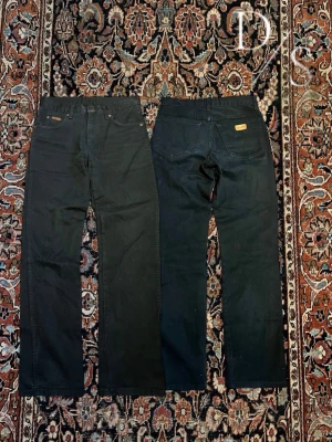 Wrangler Texas straight fit svarta jeans - Riktigt cleana jeans, matt svarta med en otrolig passform. Modellen heter Texas. Dem är storlek 30 men sitter som 29. Midja:39cm Längd:104cm Benöppning:19,5cm