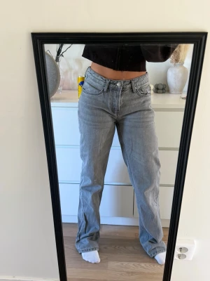 Grå jeans - Gråa jeans från lager 157 i modellen ”icon”. Lite slitna längst ner på byxorna annars inget fel