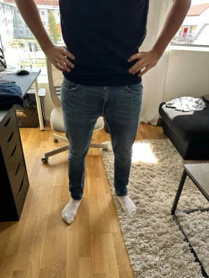 Blå slim fit jeans herr - Snygga blå jeans från Tiger of sweden. Storlek w33 l32. Skriv vid funderingar!