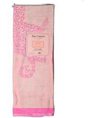 Rosa strandhandduk Juicy Couture - Stor strandhandduk från Juicy Couture i ljusrosa med leopardmönster och detaljer i starkare rosa. Handduken är 100% bomull och har en cool Juicy Couture-logga längs sidan. Perfekt för stranden eller poolen.