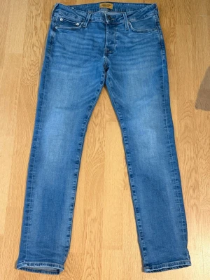 Jack & Jones -  Säljer dessa Jack & Jones jeans. De har en väldigt go passform. Och modellen är slim. Glenn och storleken är 31 30. Riktigt snygga med gats skor eller liknande. Hör gärna av er vid prisförslag eller funderingar🤝