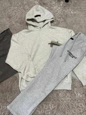 Grått Essentials set med hoodie & byxor - Byxor är S  Tröjan är XS men den är över size