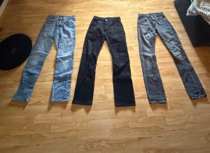 Levis jeans  - Tjena, säljer nu dessa 3 Levis jeans. 2 i modellen 501 och en i modellen 502. Storlekarna är olika på jeansen. Hör av er om ni vill ha fler bilder eller om ni har frågor eller funderingar. Man kan köpa det i bulk eller styck, det avgör man själv men blir såklart billigare i bulk. 