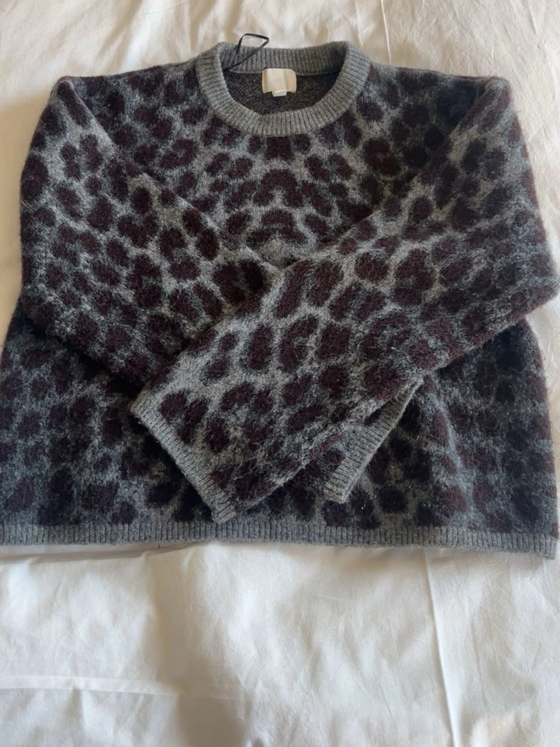 Grå leopardmönstrad stickad tröja H&M