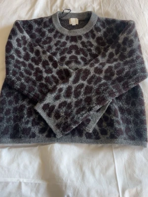 Grå leopardmönstrad stickad tröja H&M - Stickad tröja från hm i storlek S 