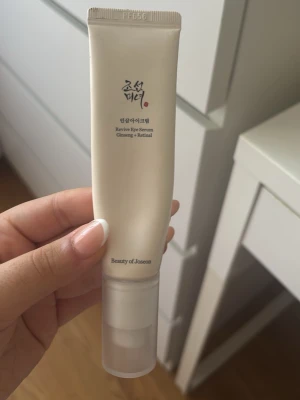 Revive Eye Serum Beauty of Joseon - Revive Eye Serum från Beauty of Joseon med ginseng och retinol. Kommer i en beige tub med pump och svart text. Perfekt för dig som vill boosta huden runt ögonen med näring och lyster. Smidig att använda och stilren design. 60% kvar
