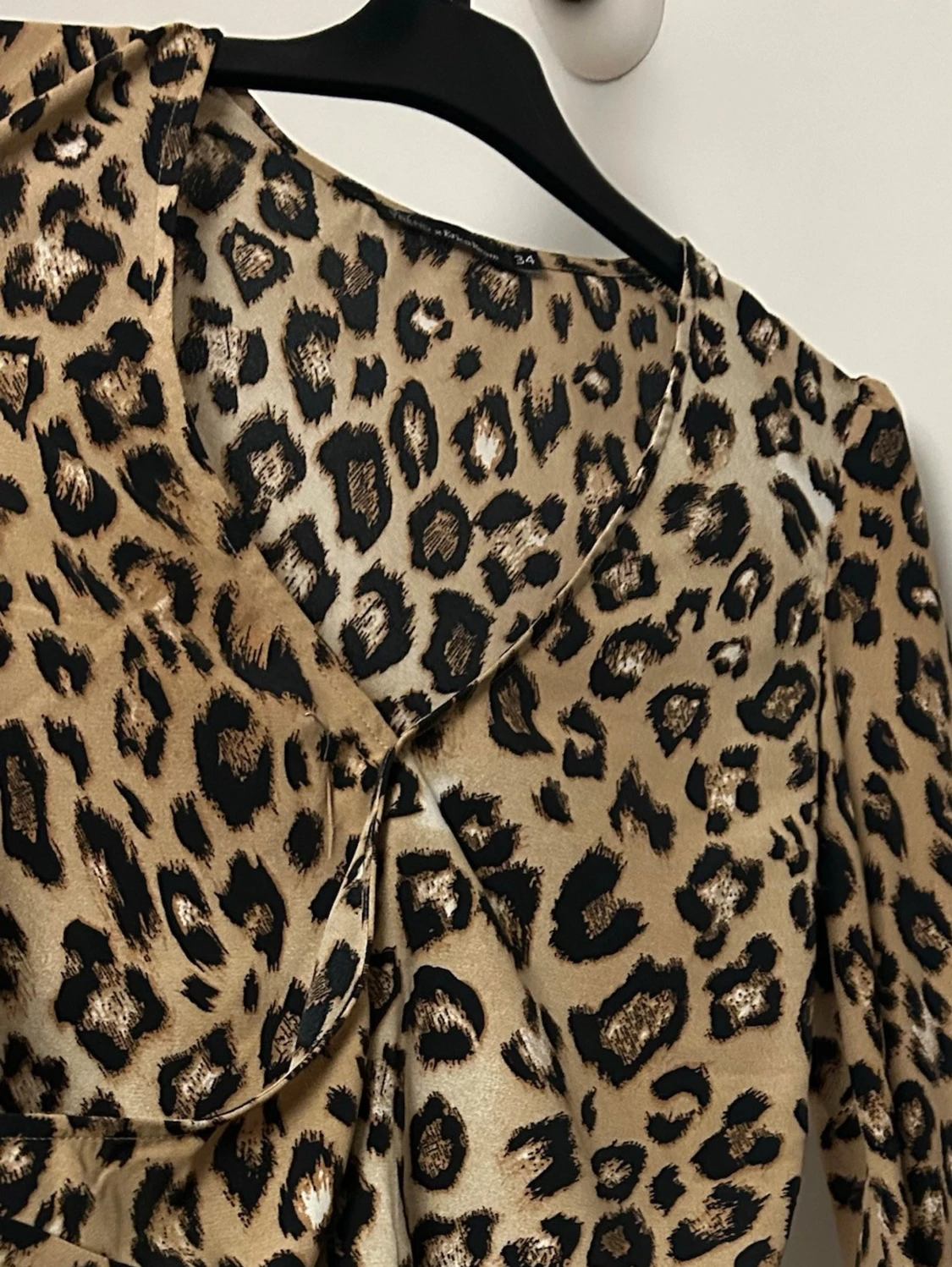 Leopardmönstrad omlottopp med långa ärmar - 1