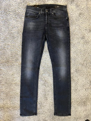 Dondup George Jeans - Dondup George Jeans! Liten fläck vid vänstra knä!