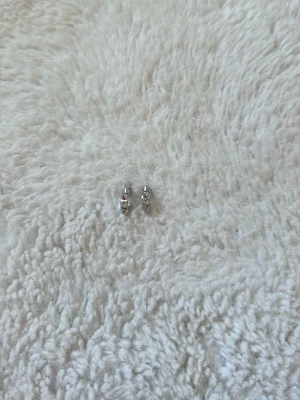silver örhängen från edblad  - Säljer ett par små örhängen i silverfärg med gnistrande stenar. De har en enkel och stilren design som passar till många olika looks. Perfekta för dig som gillar diskreta men snygga accessoarer. + frakt och om ni vill kan ni gärna hämta dom 