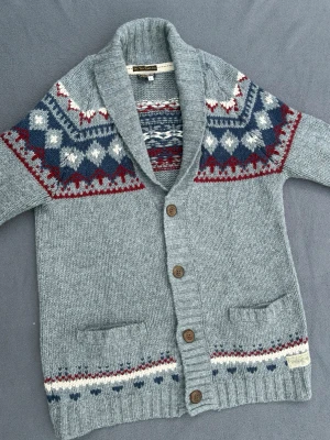 Unik cardigan - Unik vintage kofta / cardigan med mönster, perfekt över en t shirt eller skjorta. Storlek L, sitter som L/M. Fint skick.