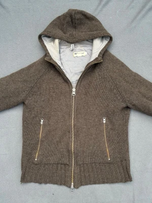 Fodrad cardigan  - Snygg stickad cardigan med foder och dubbelzip. Perfekt nu mot hösten. Storlek M, sitter som M/S. Fint skick.