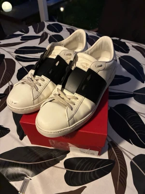 Valentino Open Garavani Sneakers - Skor från Valentino | Storlek: 46 | Färg: Vit med svart detalj | Skorna är i Super skick | skor, box, påsar samt kvitto följer med vid köp | Skriv vid frågor |