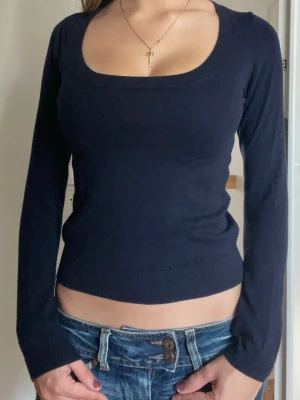 Mörkblå långärmad tröja  - Fin långärmad mörkblå tröja med en jättefin ringning, strl S 