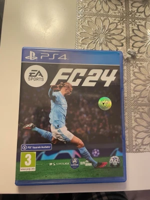 EA Sports FC24 till PS4 - Säljer spelet EA Sports FC24 till PlayStation 4. Omslaget är blått och spelet kommer i ett klassiskt plastfodral med matchande skiva. Perfekt för dig som gillar fotbollsspel och vill spela de senaste ligorna och lagen.