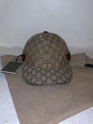 Gucci keps  - oanvänd! 