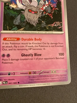 Två Pokémonkort Psychic-type - Säljer två Pokémonkort: ett med en arg apa och ett med ett litet ljus, båda i Psychic-type. Kortens bakgrund är lila och de har attacker som Ghostly Blow och Will-O-Wisp. Perfekt för samlare eller dig som vill utöka din kortlek.