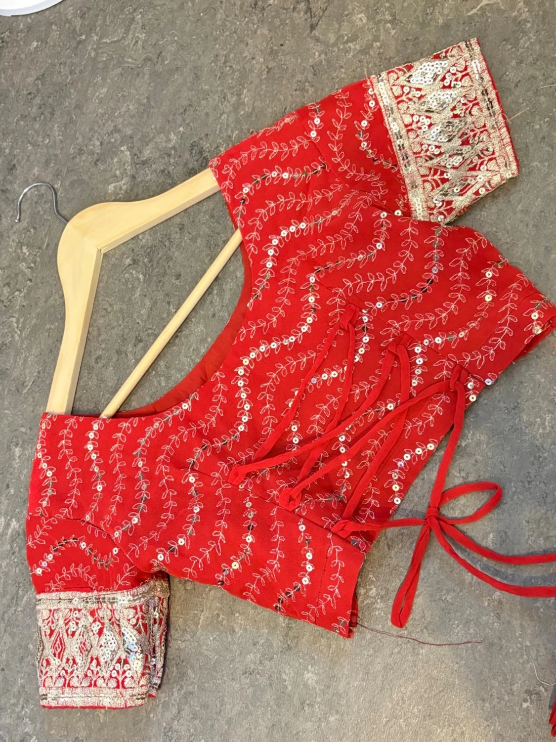 Rött broderat set med blus och kjol (indiska tradition klänning)  - 3