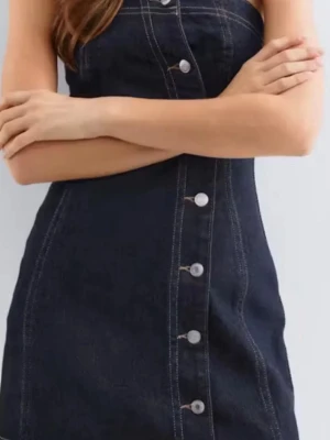 Jeans klänning från Gina Tricot  - Helt ny med prislapp kvar. Jättefin trendig mörkblå jeansklänning från Gina. Storlek S. 