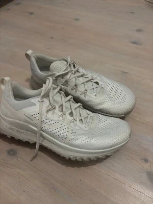 Vita Nike React sneakers - Nike React Pegasus Trail 4-löparskor. Storlek 46