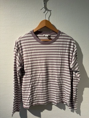 Randig tröja  - Randig långärmad tröja från Monki i vit och ljuslila🤍💜 Storlek XS